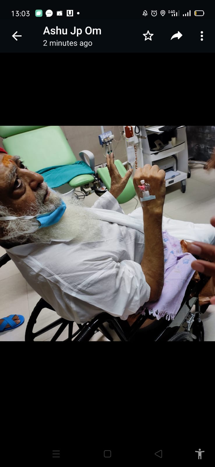 व्हीलचेयर पर IV ड्रिप के साथ