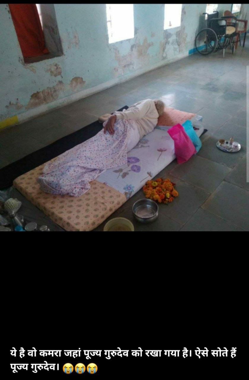 जेल के कमरे में ज़मीन पर सोते हुए