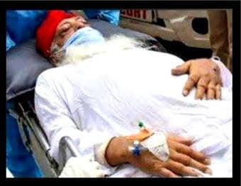 पूज्य बापू जी स्ट्रेचर पर